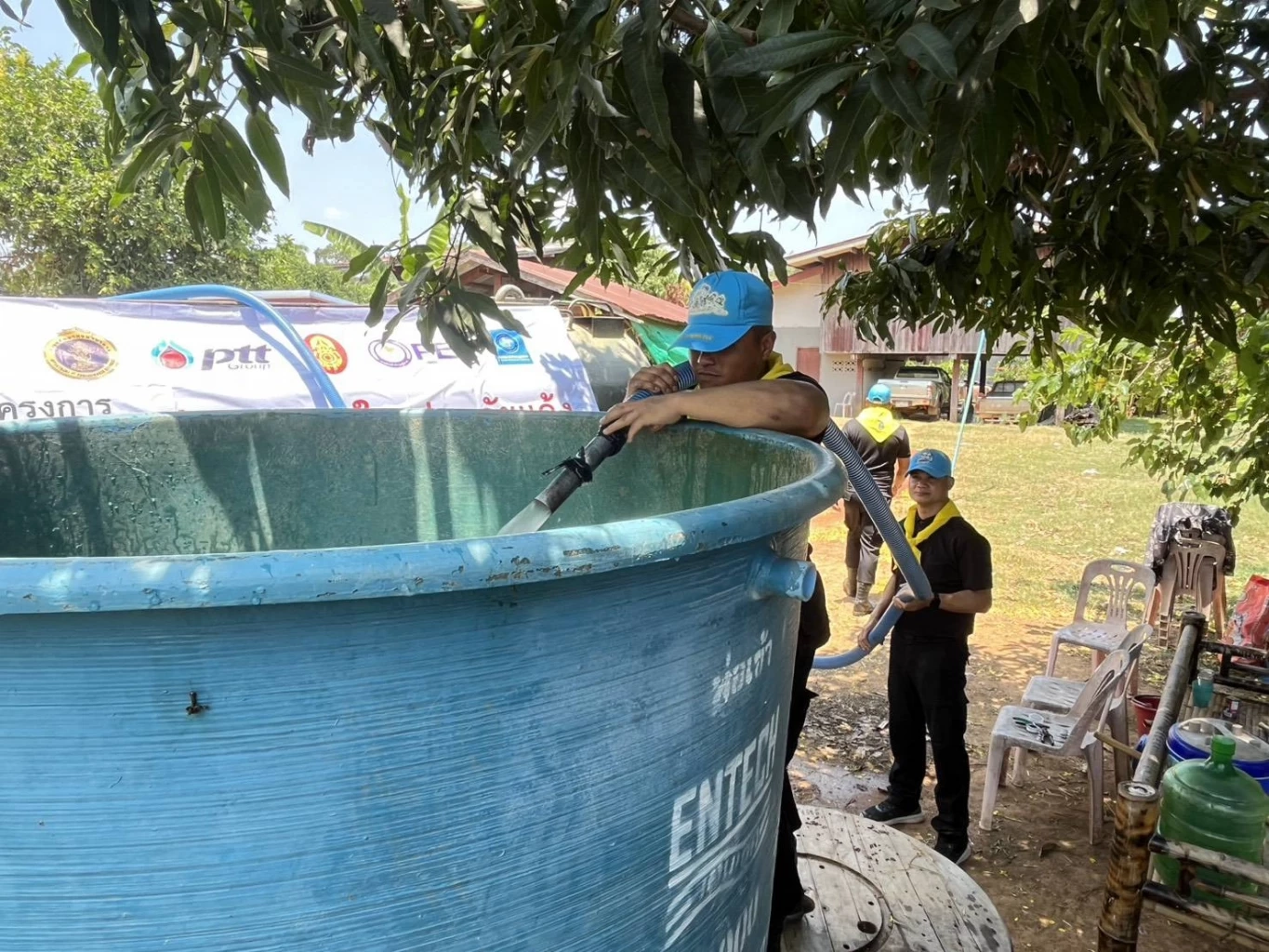 กองกำลังบูรพา ลุยแจกน้ำ 1.2 หมื่นลิตร ช่วยภัยแล้งสระแก้ว