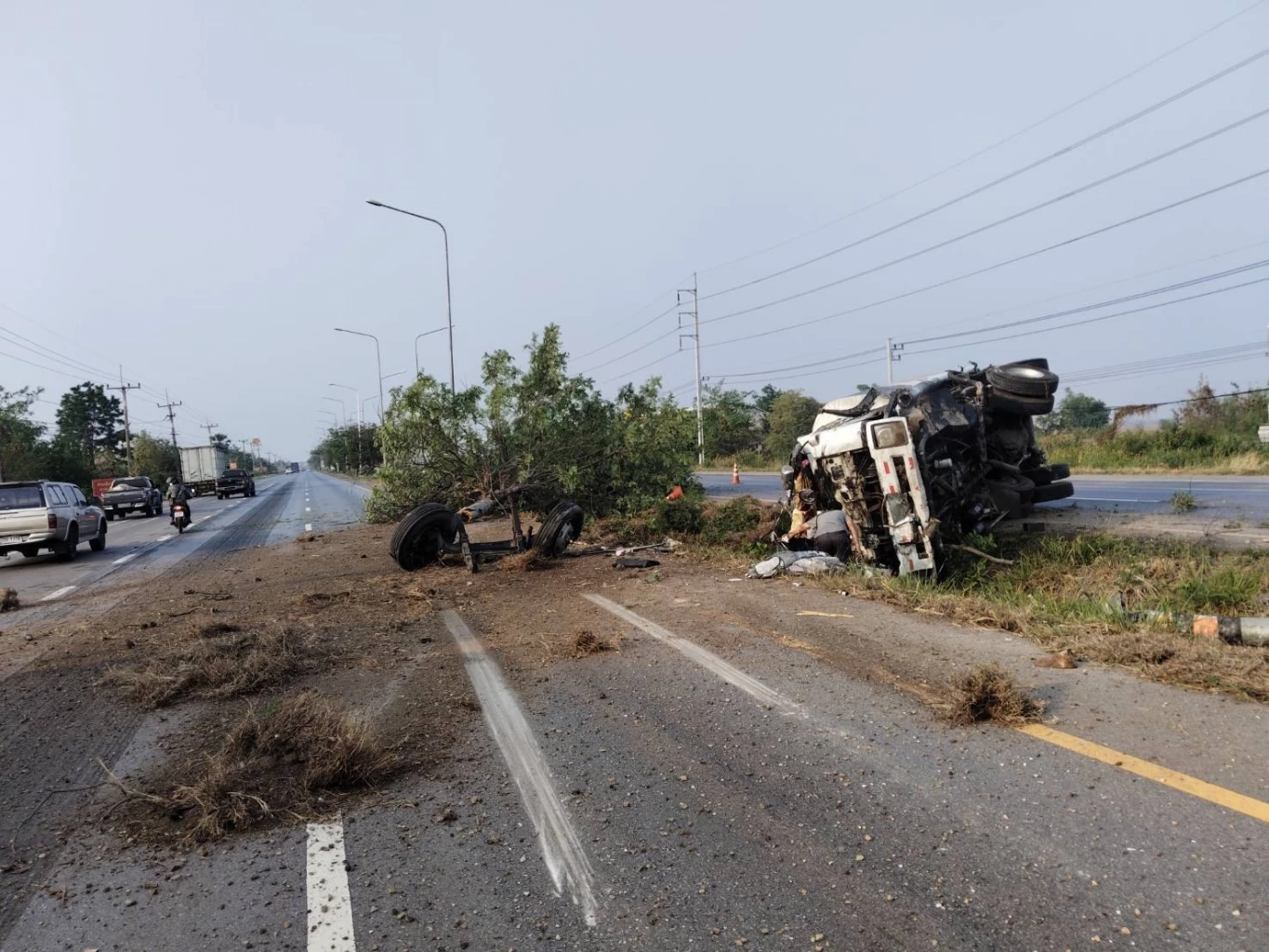 ระทึก! รถขนน้ำมัน 9,000 ลิตรพลิกคว่ำ อ.คง น้ำมันรั่วเกลื่อนถนน