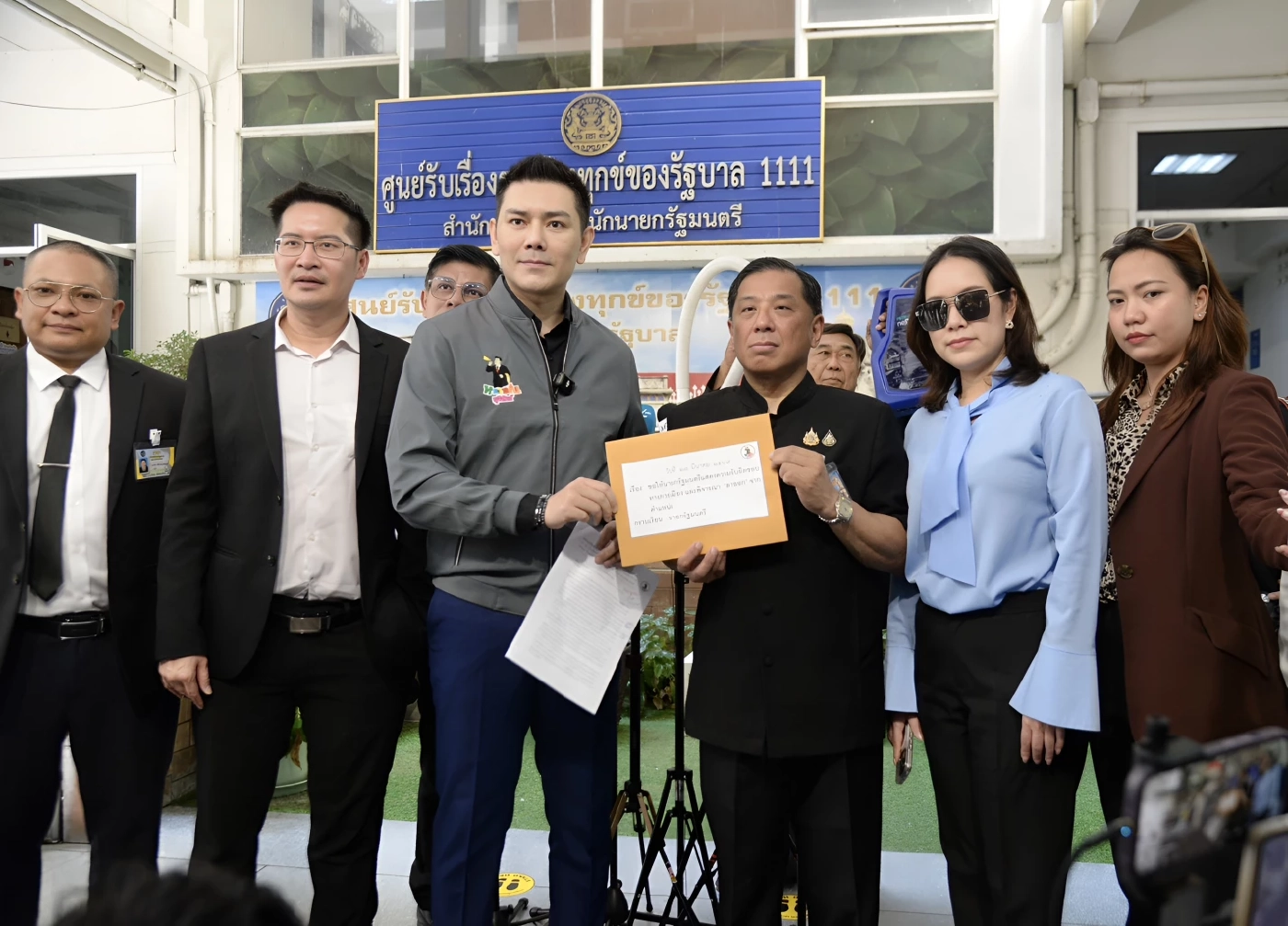 "ทนายอั๋น-เต้ มงคลกิตติ์" บุกทำเนียบฯ ยื่นหนังสือจี้ "อนุทิน" ลาออก เปิด 7 ปมฉาวขาดจริยธรรม-บริหารน้ำมันล้มเหลว