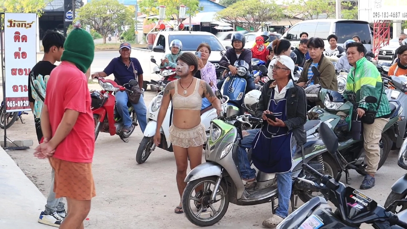 น้ำมันเต็มถัง 7 บาท! เสี่ยเต็นท์รถอุดรฯใจถึง ต่อลมหายใจไรเดอร์-นศ. สู้วิกฤติน้ำมันแพง (มีคลิป)