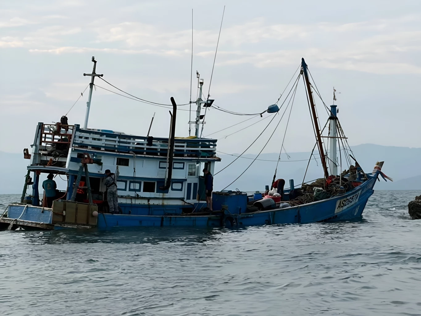 นาทีชีวิต! ทัพเรือภาค 3 ส่งเรือ ต.994 ฝ่าคลื่นช่วย 4 ลูกเรือ "ชลสิน 18" ชนโขดหินเกาะตะรุเตา รอดหวุดหวิด
