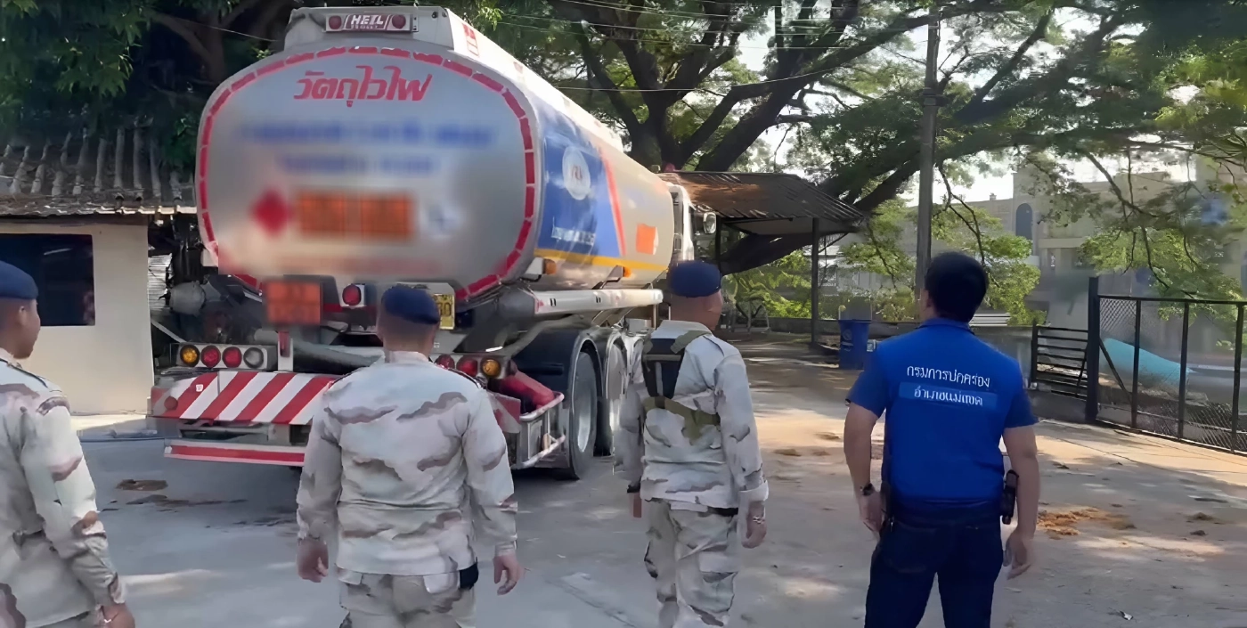 คาหนังคาเขา! จับรถบรรทุกแอบขน "น้ำมัน 2 หมื่นลิตร" ซุก "โกดังริมแม่น้ำเมย" เตรียมส่งขาย "เมียนมา" (มีคลิป)