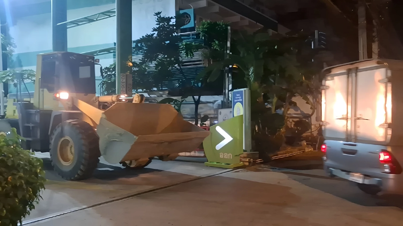 วุ่นทั้งปั๊ม! "รถแทรกเตอร์" โผล่ต่อคิวเติม "น้ำมัน" กลางดึก หลังรัฐสั่งห้าม "เติมใส่ถัง" วอนรัฐผ่อนปรน (มีคลิป)