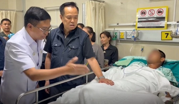 “อนุทิน” ลงพื้นที่ จ.สุรินทร์ เยี่ยมทหารเหยียบทุ่นระเบิดบาดเจ็บ