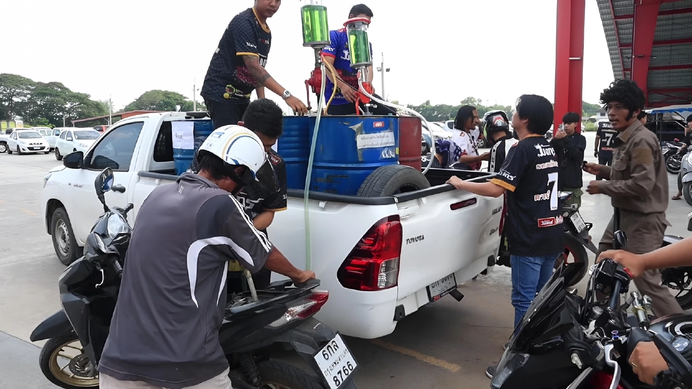 น้ำมันเต็มถัง 7 บาท! เสี่ยเต็นท์รถอุดรฯใจถึง ต่อลมหายใจไรเดอร์-นศ. สู้วิกฤติน้ำมันแพง (มีคลิป)