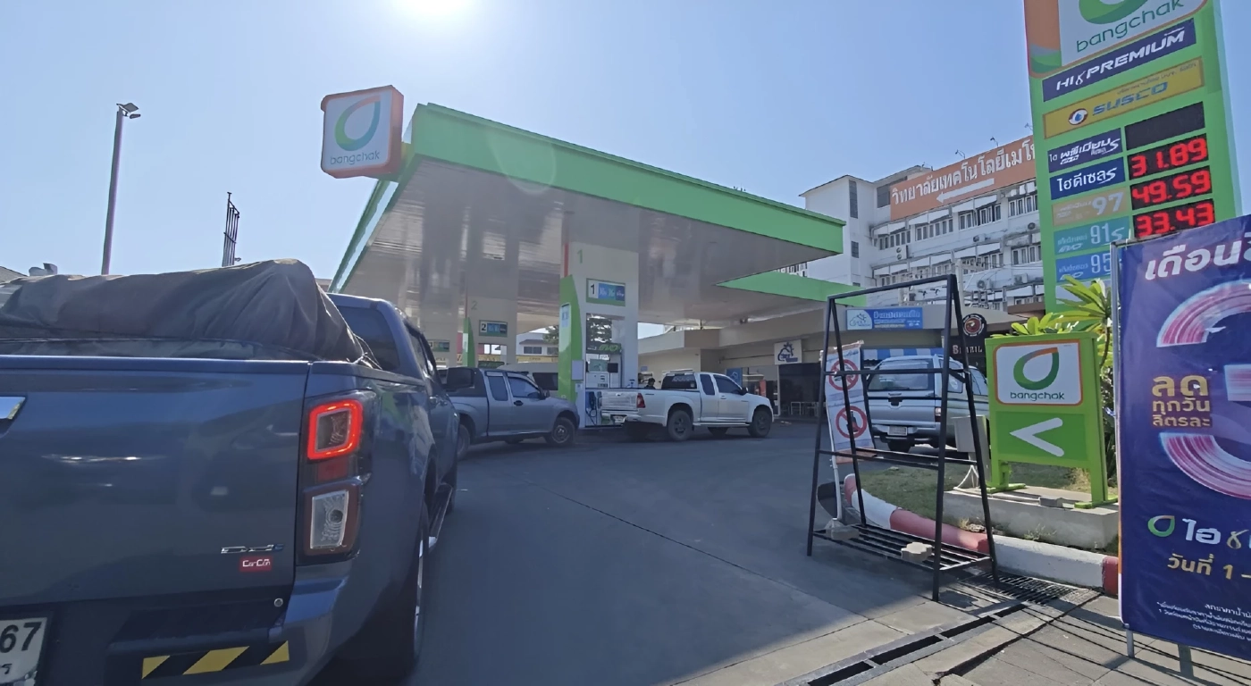 ยุคนี้มาถึงแล้ว! รถตู้เติม "น้ำมันพืช" แก้ขัด หลัง "ดีเซลเกลี้ยงปั๊ม" ตาก-ลำปาง