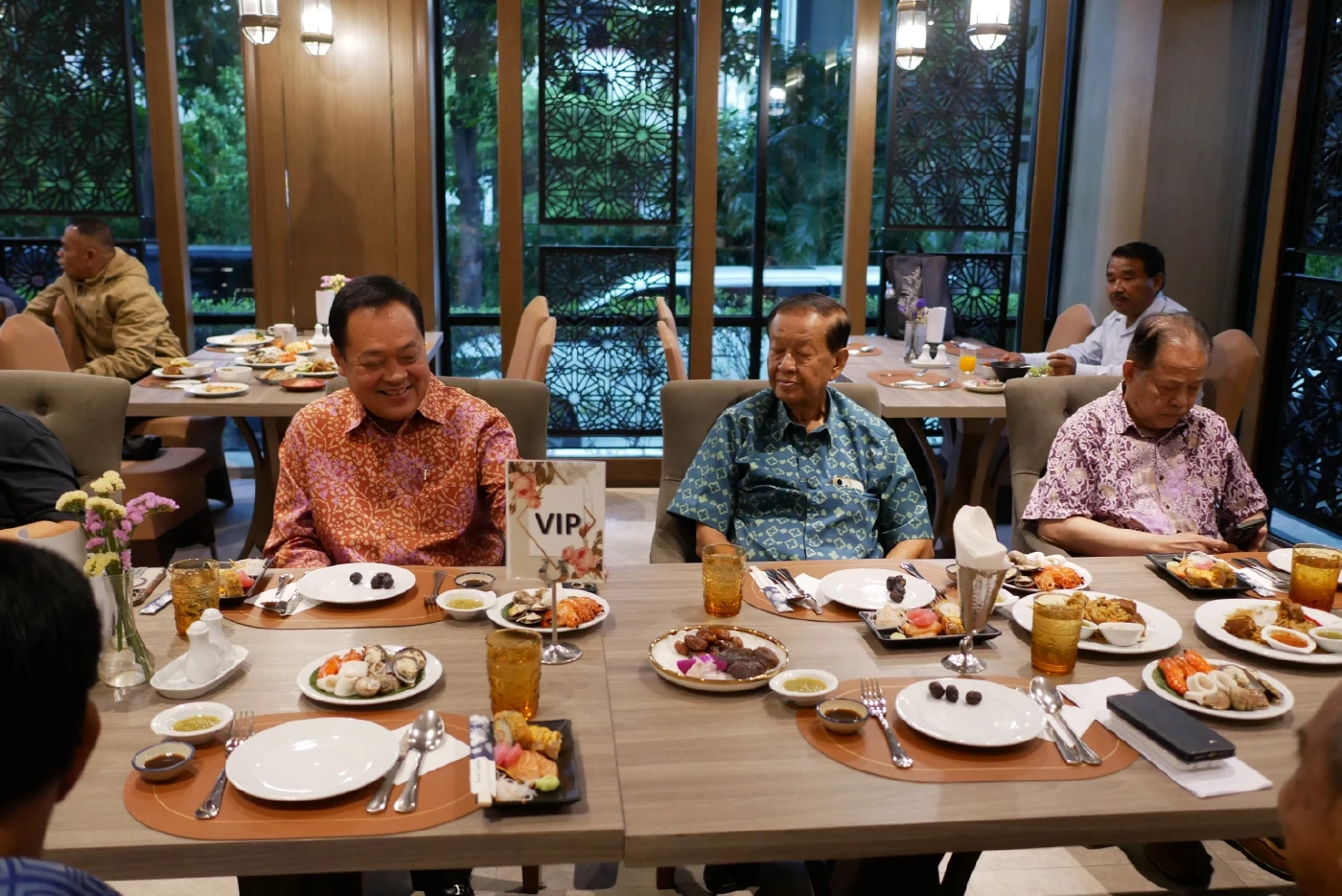 ประชาชาติพรึ่บ! ร่วมละศีลอด “วันนอร์-ทวี” ชื่นมื่น