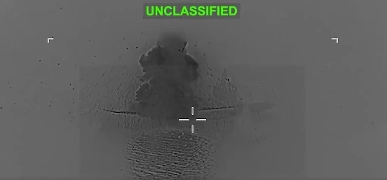 นาทีสหรัฐฯ โจมตีเรือบรรทุกโดรนขนาดใหญ่ของอิหร่านจมทะเล (คลิป)