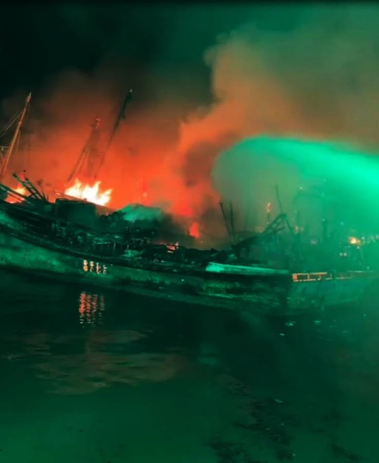 วางเพลิงหรืออุบัติเหตุ? ไฟไหม้เรือประมงขนอม 8 ลำรวด เสียหายทะลุ 10 ล้าน (มีคลิป)
