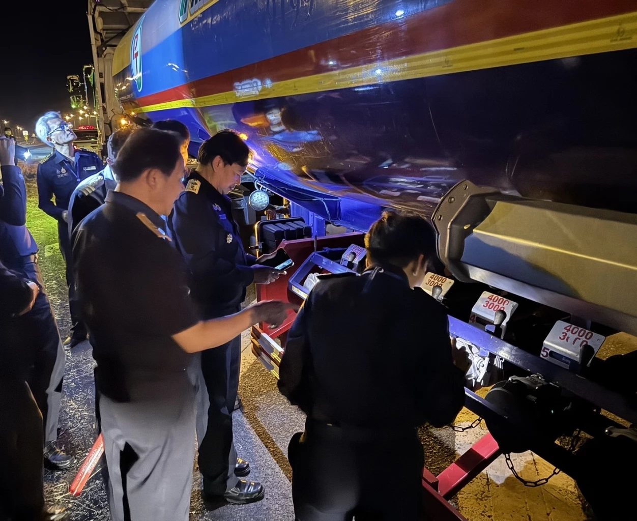 "ศุลกากรช่องจอม-สรรพสามิต" ผนึกกำลังคุมเข้มอีสานใต้! สกัดลักลอบส่งออกน้ำมัน