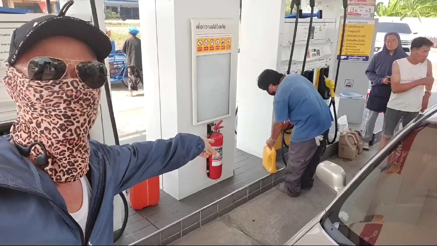 พะเยาวุ่น! ปชช. แห่เข้าคิวตุน "น้ำมัน" หลังปรับขึ้นพรวด "ลิตรละ 6 บาท" หวั่นราคาพุ่งซ้ำ (มีคลิป)