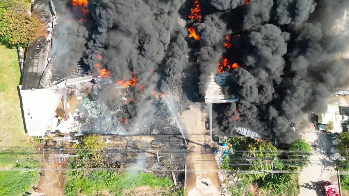 “ธนกร” สั่งคุมเข้ม! หยุดกิจการชั่วคราว  2 โรงงานไฟไหม้ ปราจีนบุรี