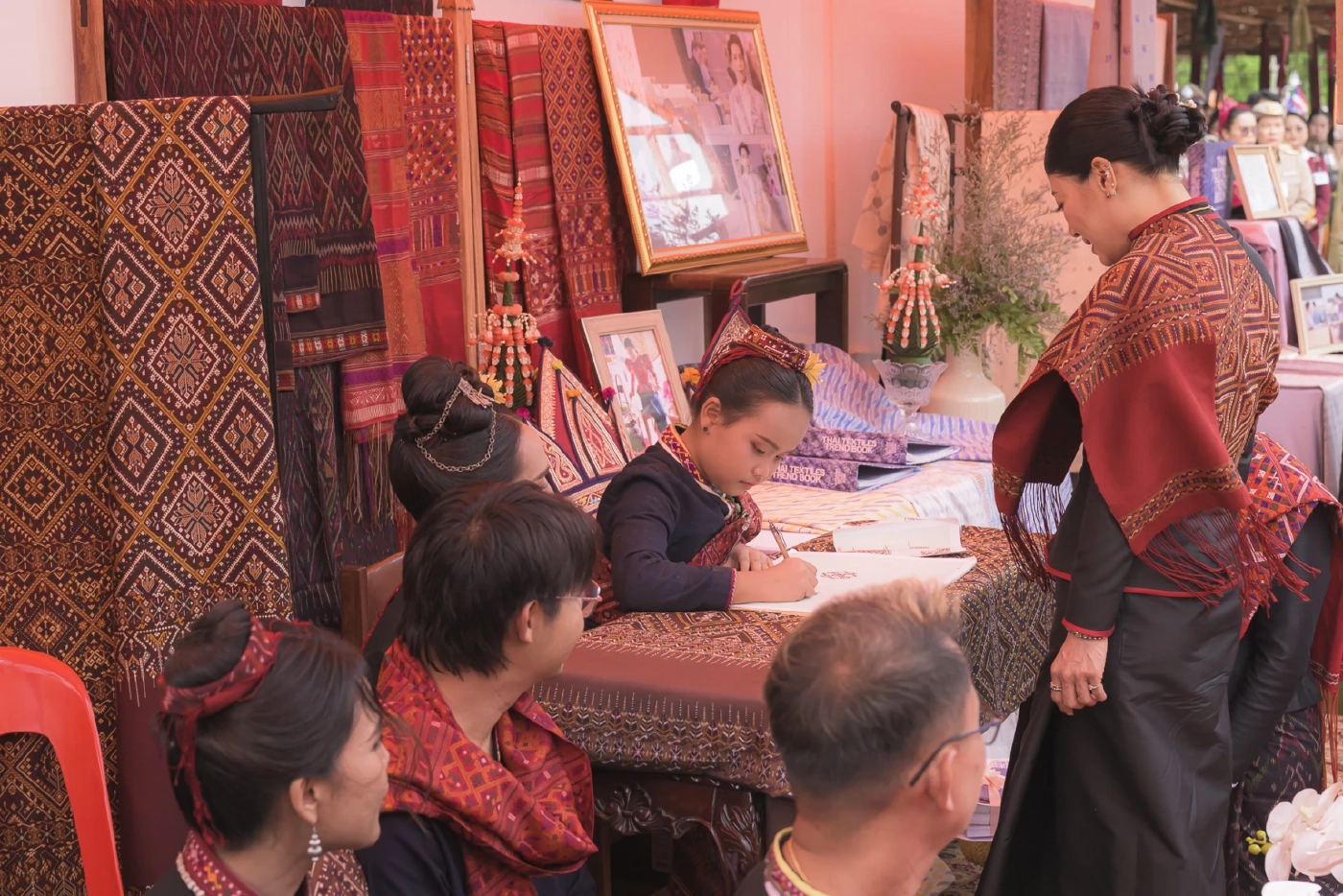 สมเด็จพระเจ้าลูกเธอ เจ้าฟ้าสิริวัณณวรี นารีรัตนราชกัญญา เสด็จทอดพระเนตรนิทรรศการภูมิปัญญาผ้าไทย-หัตถกรรมชุมชน