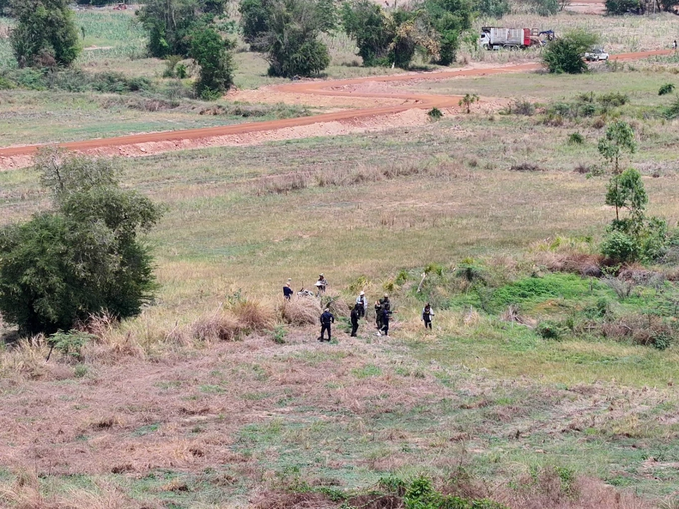 กกล.บูรพา ร่วมกับ ป่าไม้-ที่ดิน สระแก้ว "เร่งรังวัด-ตรวจสิทธิ" ที่ทำกินให้ชาวบ้าน บ.หนองจาน กว่า 70 ไร่ พร้อมสร้างหลุมหลบภัย