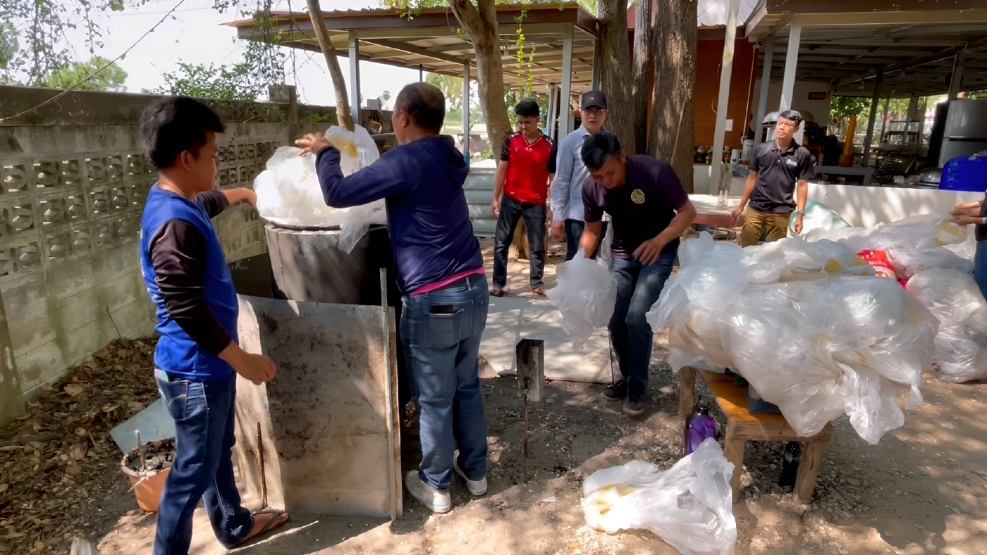 พึ่งพาตนเอง! ขยะ 1 กก. แลกน้ำมัน 1 ลิตร! วัดศรีชัยวัฒนาราม โชว์นวัตกรรม กลั่น "พลาสติก" เป็น "ดีเซล" (มีคลิป)