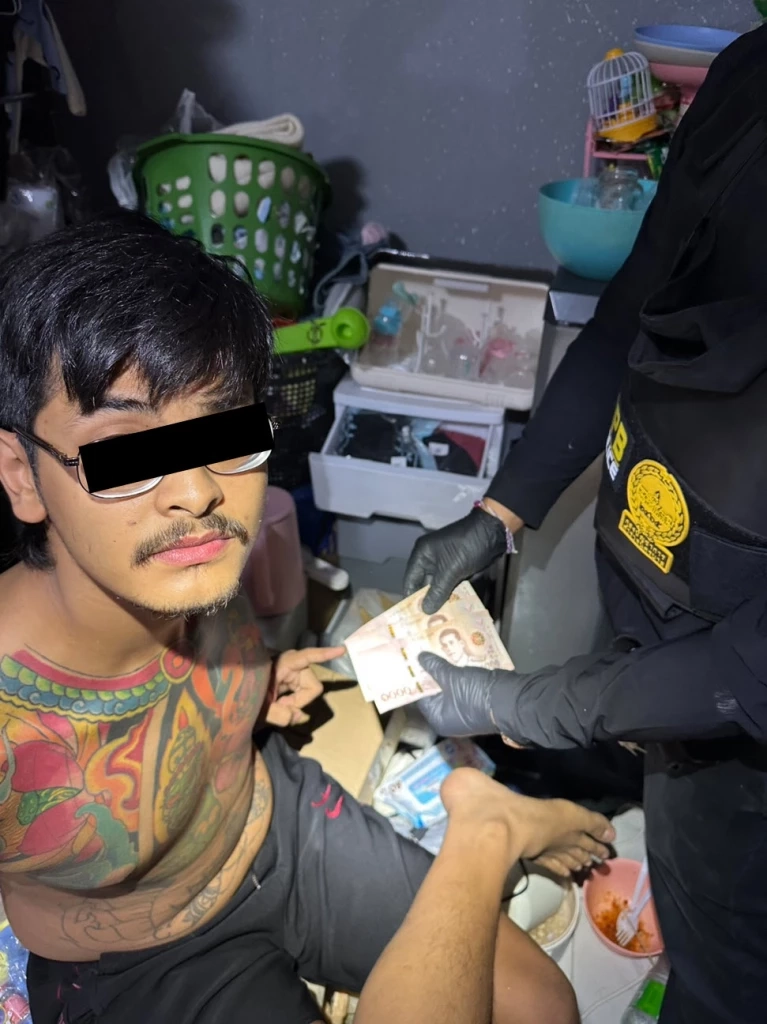 ทลายซุ้มหัวจ่ายยาเสพติดหลังวัดรวก โชว์ปืน-แอบผลิตแบงก์ปลอม