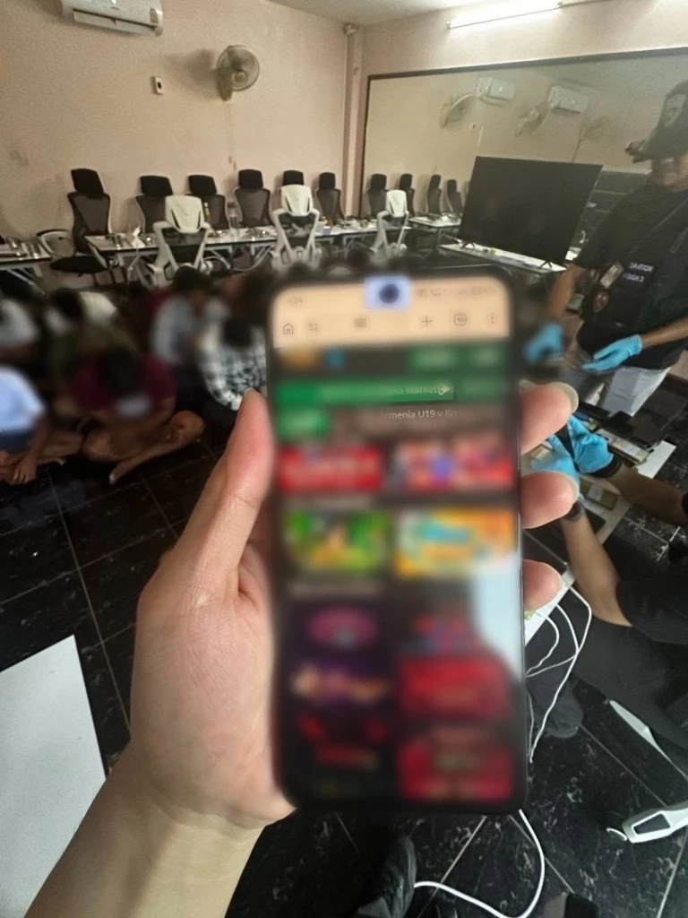 บุกวิลล่าหรูพัทยา ทลายฐานเว็บพนันอินเดีย เงินสะพัด 700 ล้านต่อปี