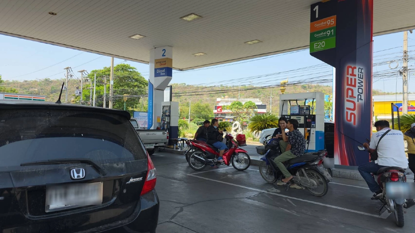 คนอุทัยฯร้อง! ต่อคิว "เติมน้ำมัน" ยาวกว่า 2 กิโลเมตร เพื่อรอรถบรรทุกน้ำมันที่มาส่ง  (มีคลิป)