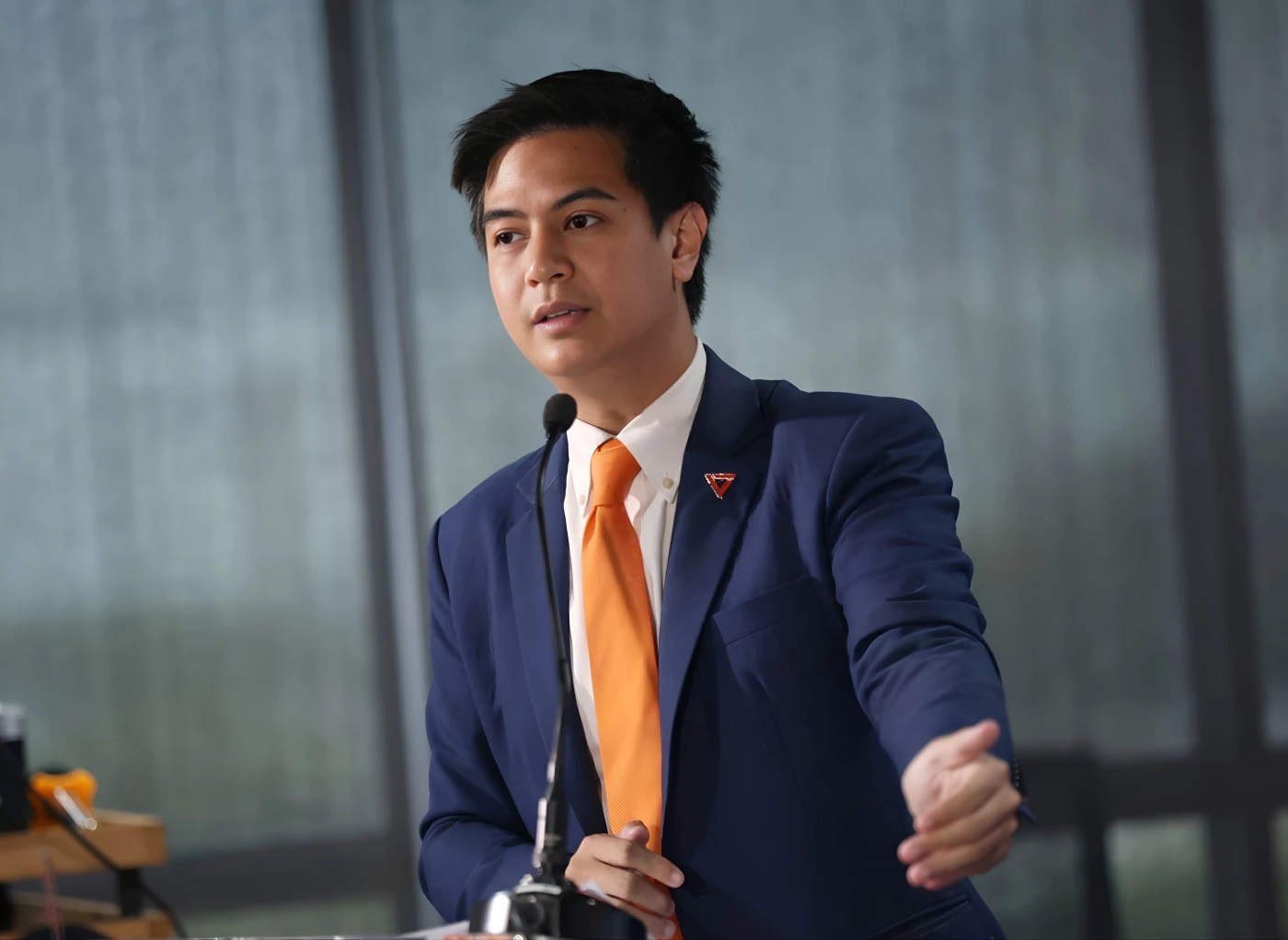 "พรรคประชาชน" ขอ รัฐบาลเปิด "ข้อมูลจริงปริมาณน้ำมัน" แนะ "ลดค่าไฟ"