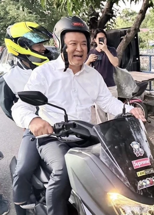 เอกนัฏ นั่งซ้อนท้ายมอเตอร์ไซค์ที่มีเสี่ยหนู เป็นคนขับหาเสียงต้นปีนี้