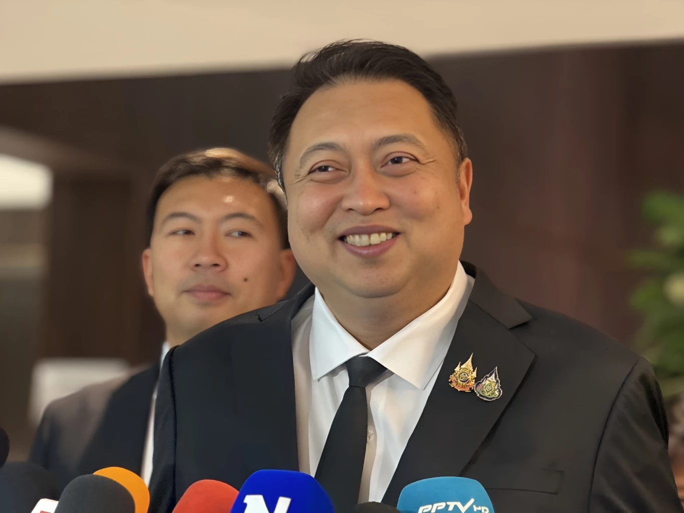 "สุชาติ" ปัด ตอบถูกทาบทาม นั่ง "รมต." ต่อ บอกร่วมงาน "อนุทิน" สนุก สภาฯ คึกคัก สส. ตบเท้าเข้ารายงานตัว