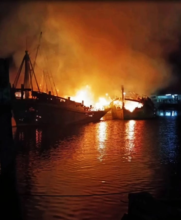 วางเพลิงหรืออุบัติเหตุ? ไฟไหม้เรือประมงขนอม 8 ลำรวด เสียหายทะลุ 10 ล้าน (มีคลิป)