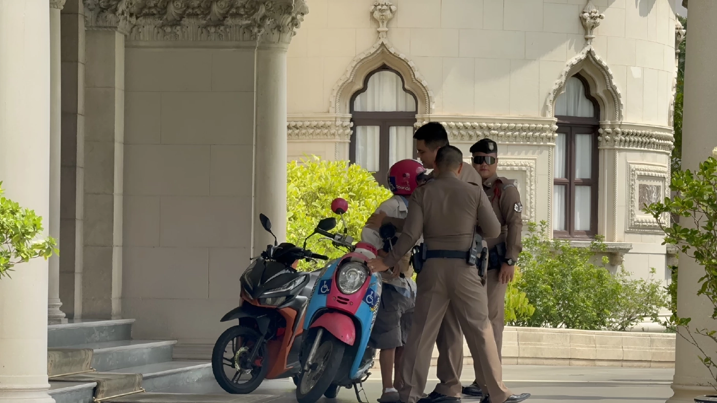 ระทึกทำเนียบ! "ชายสูงวัย" ซิ่ง จยย. ฝ่าด่านสันติบาล พุ่งประชิดตึกไทยคู่ฟ้า ตะโกนลั่นหา "นายกฯ อนุทิน" ทวงเงินเยียวยา