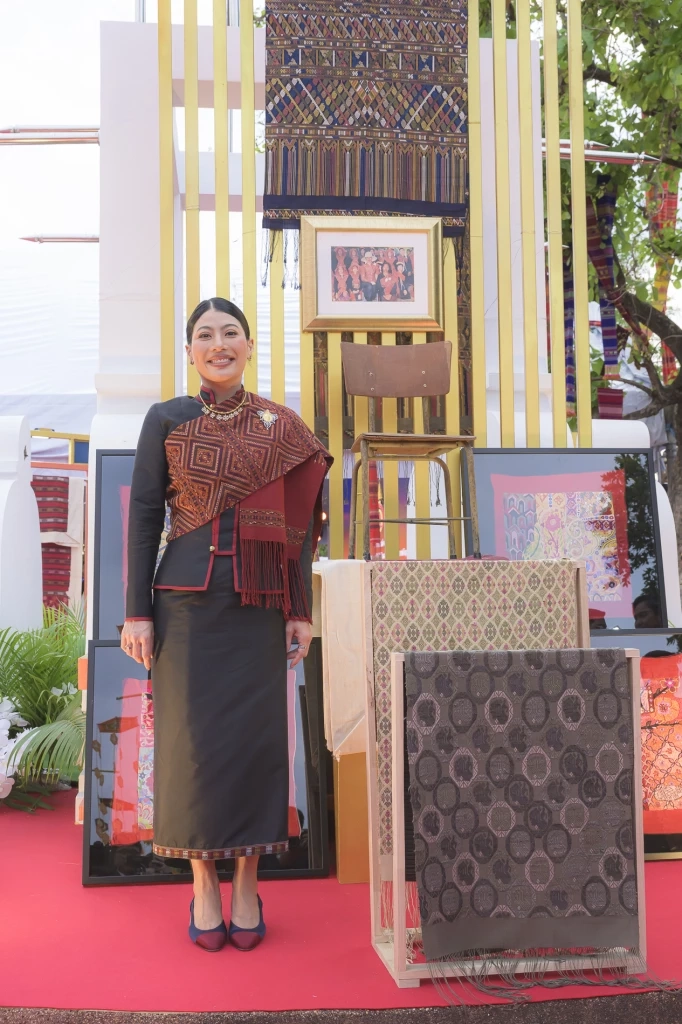 สมเด็จพระเจ้าลูกเธอ เจ้าฟ้าสิริวัณณวรี นารีรัตนราชกัญญา เสด็จทอดพระเนตรนิทรรศการภูมิปัญญาผ้าไทย-หัตถกรรมชุมชน