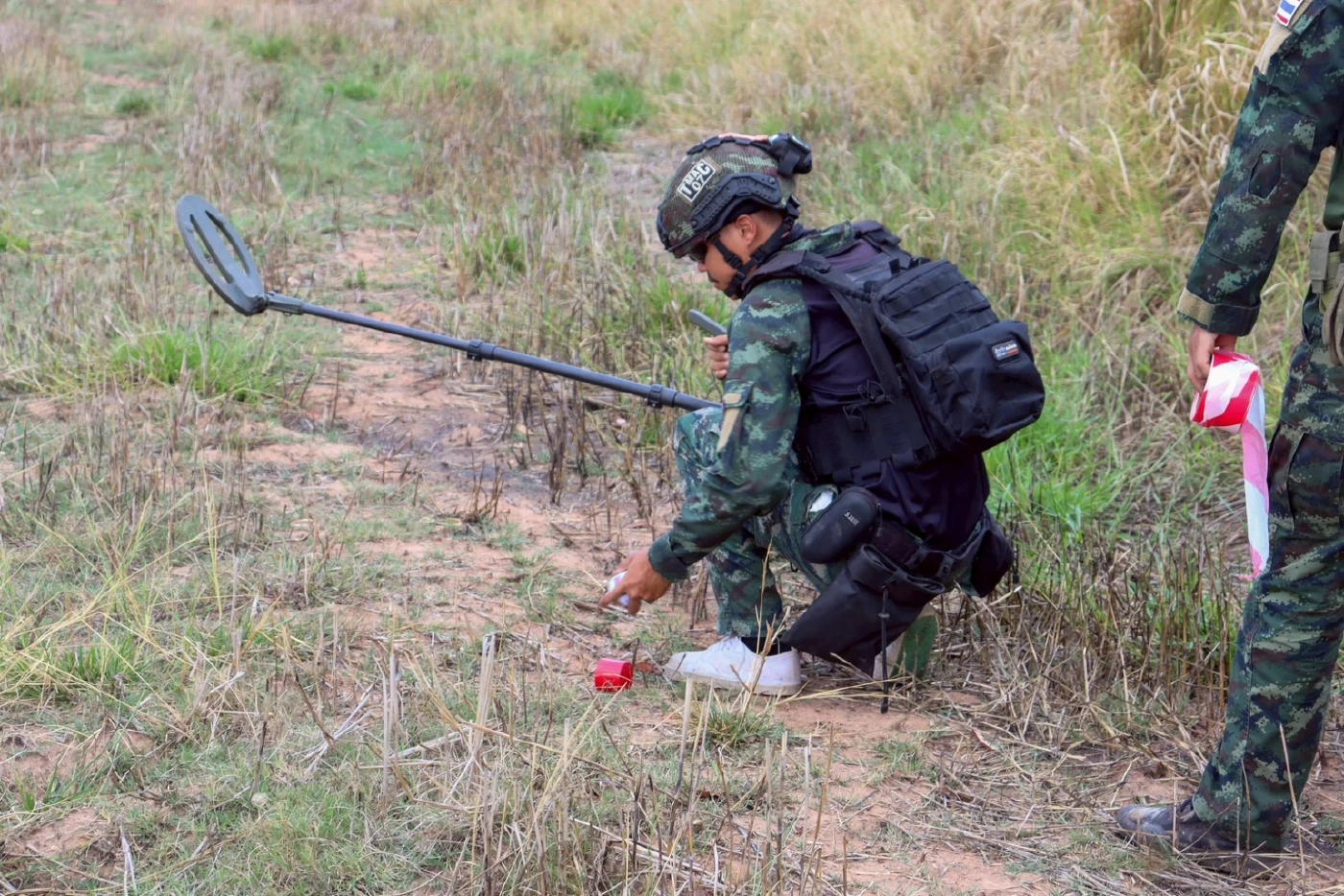 กกล.บูรพา ร่วมกับ ป่าไม้-ที่ดิน สระแก้ว "เร่งรังวัด-ตรวจสิทธิ" ที่ทำกินให้ชาวบ้าน บ.หนองจาน กว่า 70 ไร่ พร้อมสร้างหลุมหลบภัย