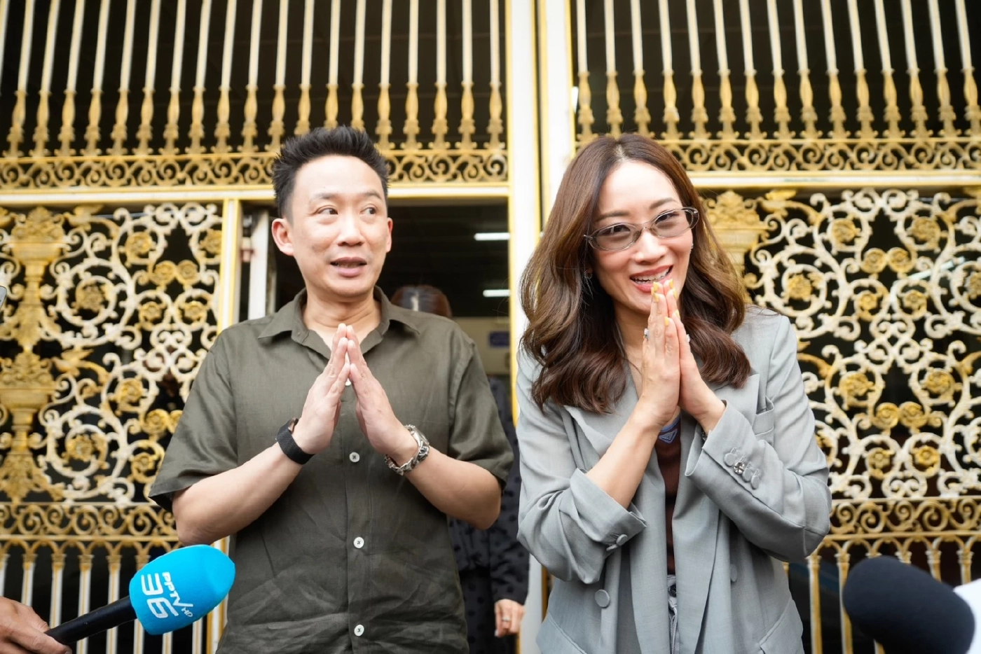 "เอม-โอ๊ค" เยี่ยม "ทักษิณ" เผยคุณพ่อกำลังใจดี จับตากรมราชทัณฑ์สรุปรายชื่อ 31 มี.ค.นี้