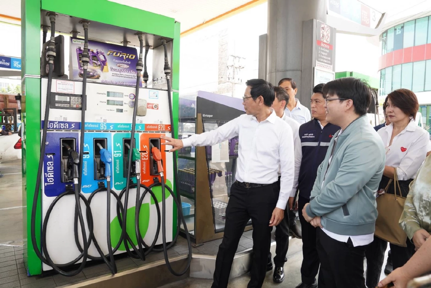 กระทรวงพลังงาน ยันไทยมีน้ำมันสำรองใช้ 104 วัน ปลดล็อกรถน้ำมันวิ่ง 24 ชม.แล้ว