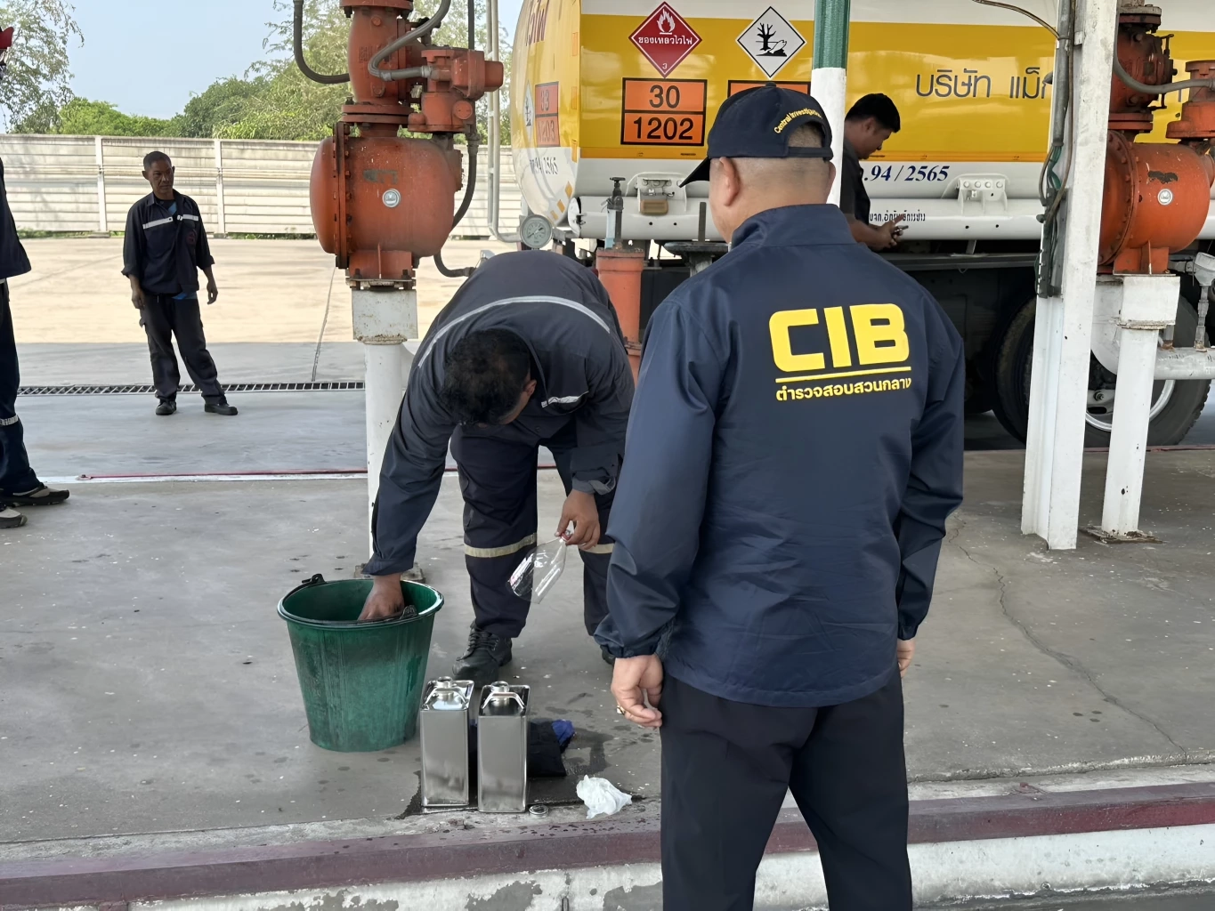 บุกทลายคลังน้ำมันอ่างทอง! ยึดของกลาง 3.3 แสนลิตร ไร้เอกสารซื้อขาย-เลี่ยงภาษี (มีคลิป)