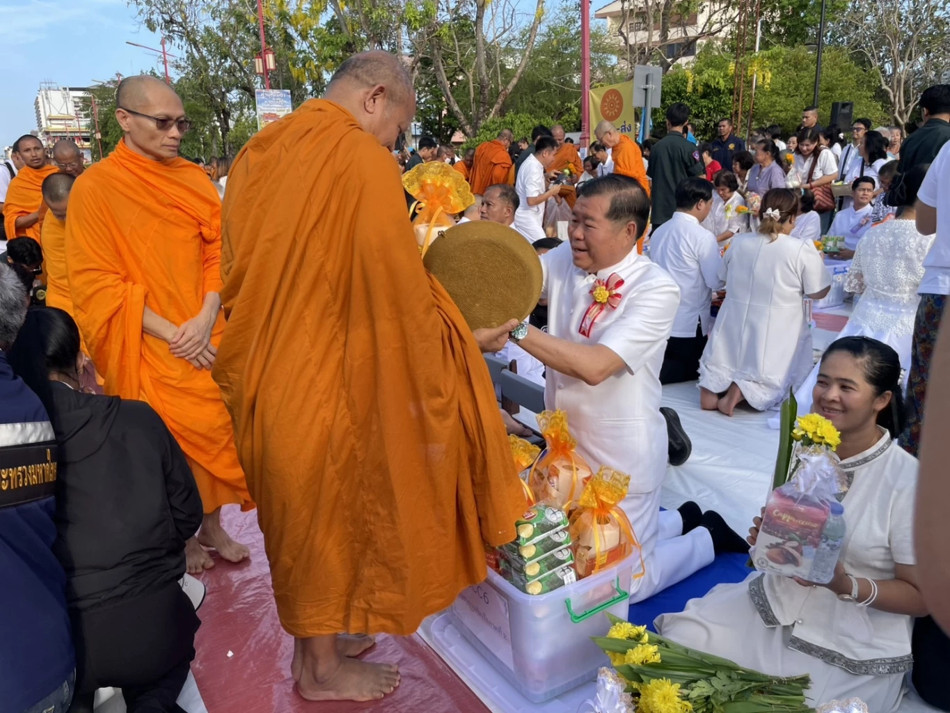 "พิพัฒน์–นิพนธ์" ร่วมทำบุญเมืองหาดใหญ่ ตักบาตรพระ 1,109 รูป