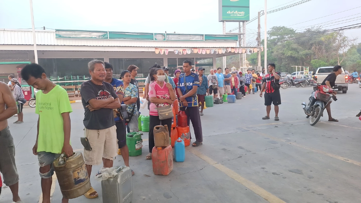 ต่อคิวซื้อน้ำมัน! "ชาวบ้าน-เกษตรกรบางระจัน" หิ้วแกลอน มาต่อคิวซื้อ "น้ำมัน" ตั้งแต่ตี 1 (มีคลิป)