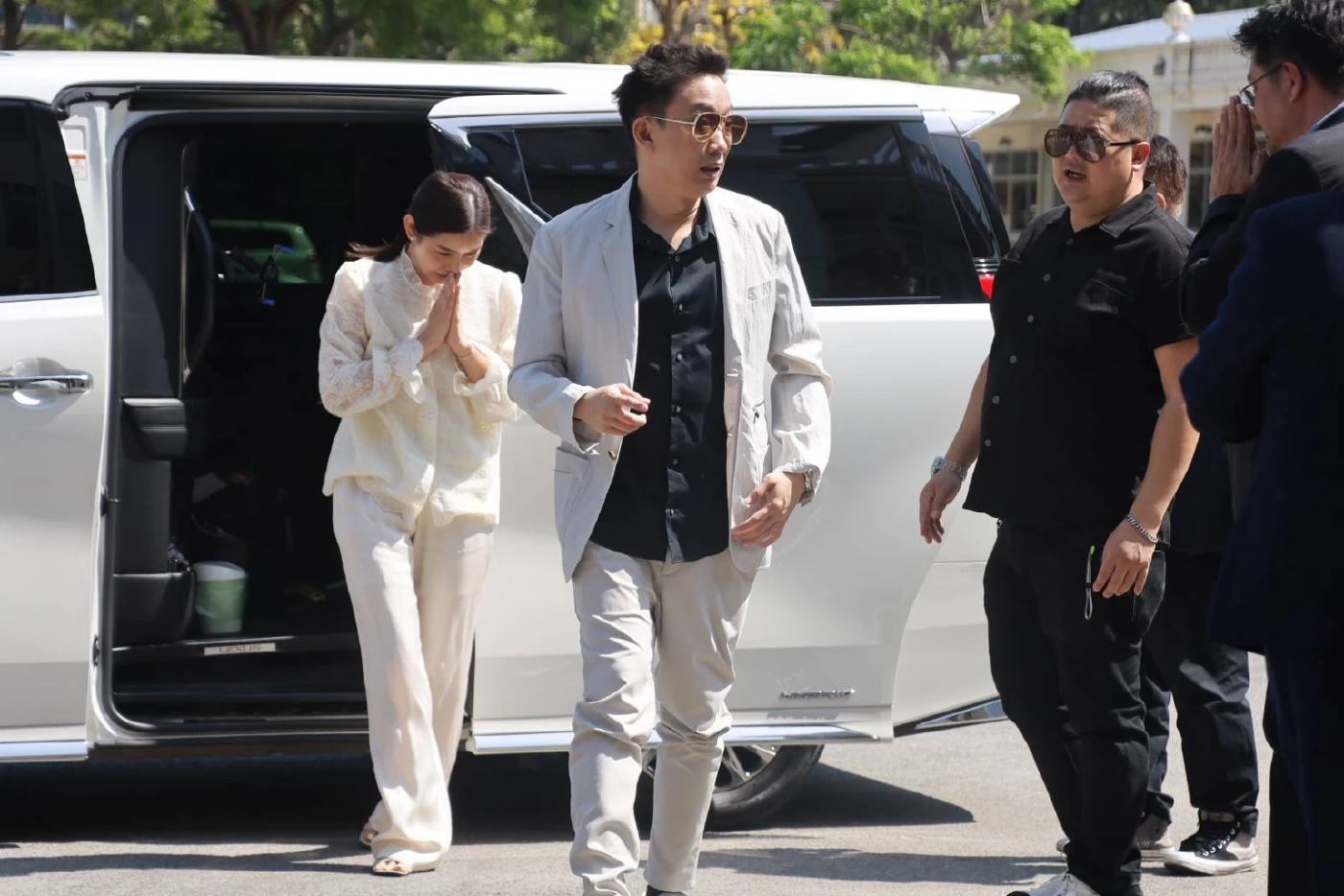 “โอ๊ค” เยี่ยม “ทักษิณ” เผยคุณพ่อสบายดี ด้านทนาย ยัน ม.112 ไม่กระทบเกณฑ์พักโทษ