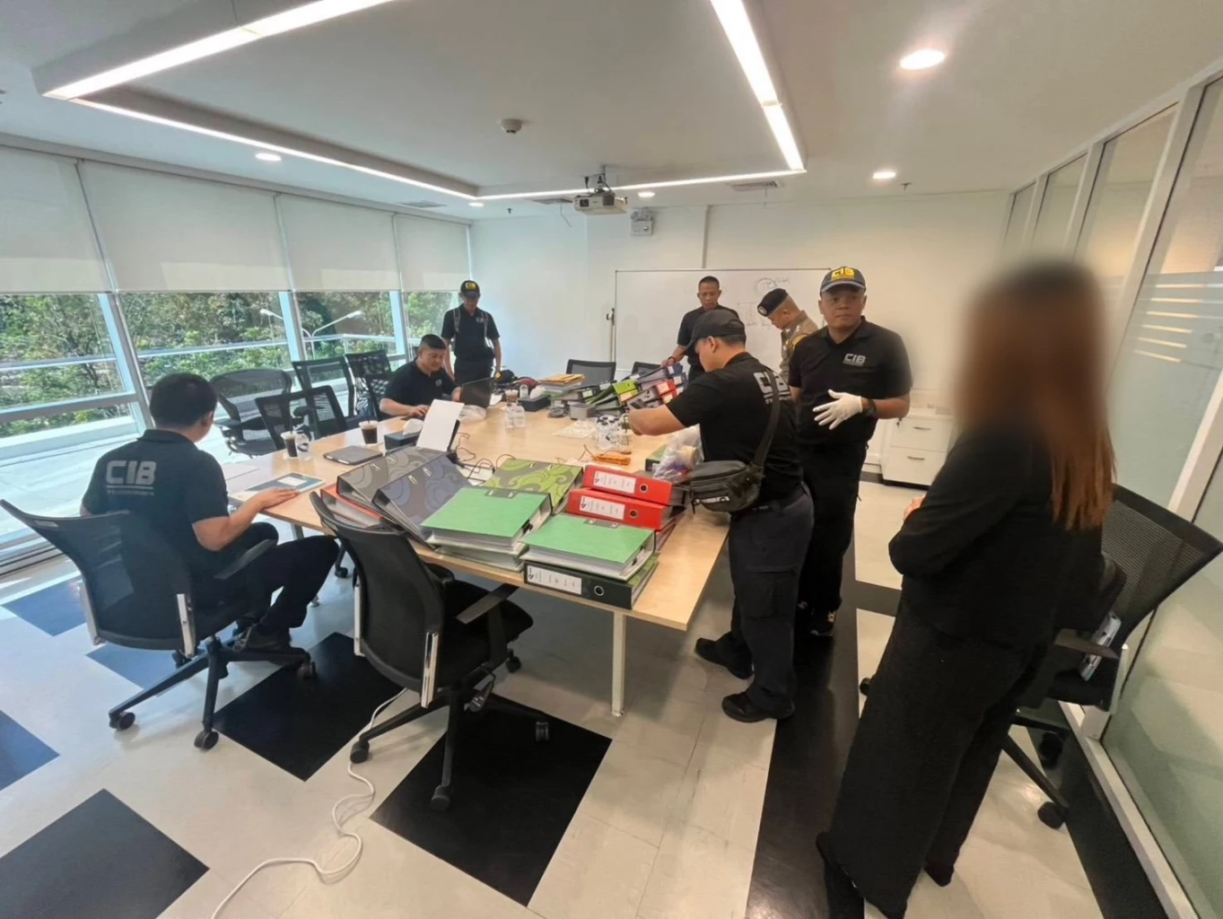 ตร.เข้าตรวจสอบจับกุมเครือข่าย เบน สมิธ