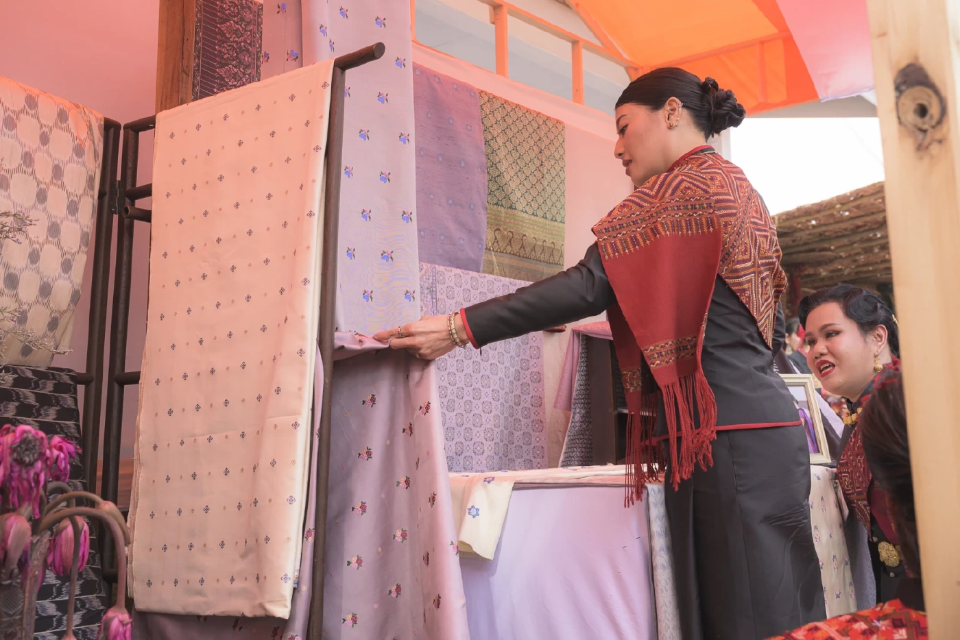 สมเด็จพระเจ้าลูกเธอ เจ้าฟ้าสิริวัณณวรี นารีรัตนราชกัญญา เสด็จทอดพระเนตรนิทรรศการภูมิปัญญาผ้าไทย-หัตถกรรมชุมชน