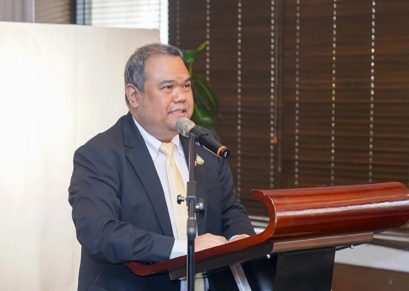 ปาณิดล ปัจฉิมสวัสดิ์ รักษาการอธิบดีกรมสารนิเทศและรองโฆษกกระทรวงการต่างประเทศ