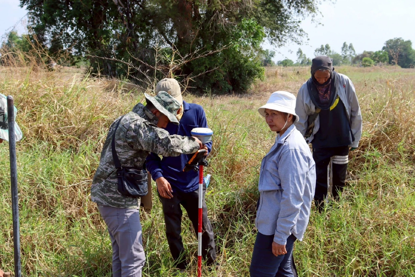 กกล.บูรพา ร่วมกับ ป่าไม้-ที่ดิน สระแก้ว "เร่งรังวัด-ตรวจสิทธิ" ที่ทำกินให้ชาวบ้าน บ.หนองจาน กว่า 70 ไร่ พร้อมสร้างหลุมหลบภัย