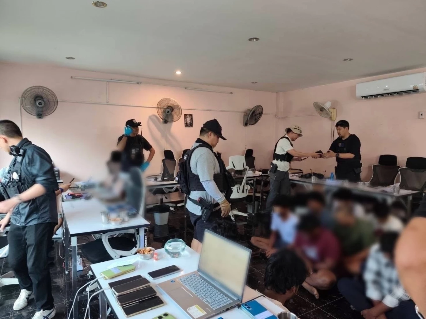 บุกวิลล่าหรูพัทยา ทลายฐานเว็บพนันอินเดีย เงินสะพัด 700 ล้านต่อปี