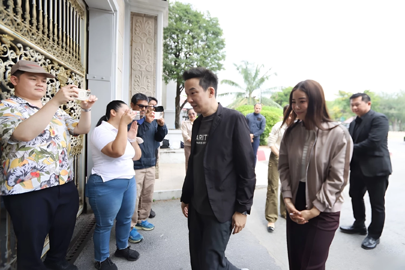 "พานทองแท้ - พินทองทา" เยี่ยม "ทักษิณ" เคานต์ดาวน์รอพ่อได้พักโทษ อีก 7 สัปดาห์ออกจากเรือนจำ (มีคลิป)