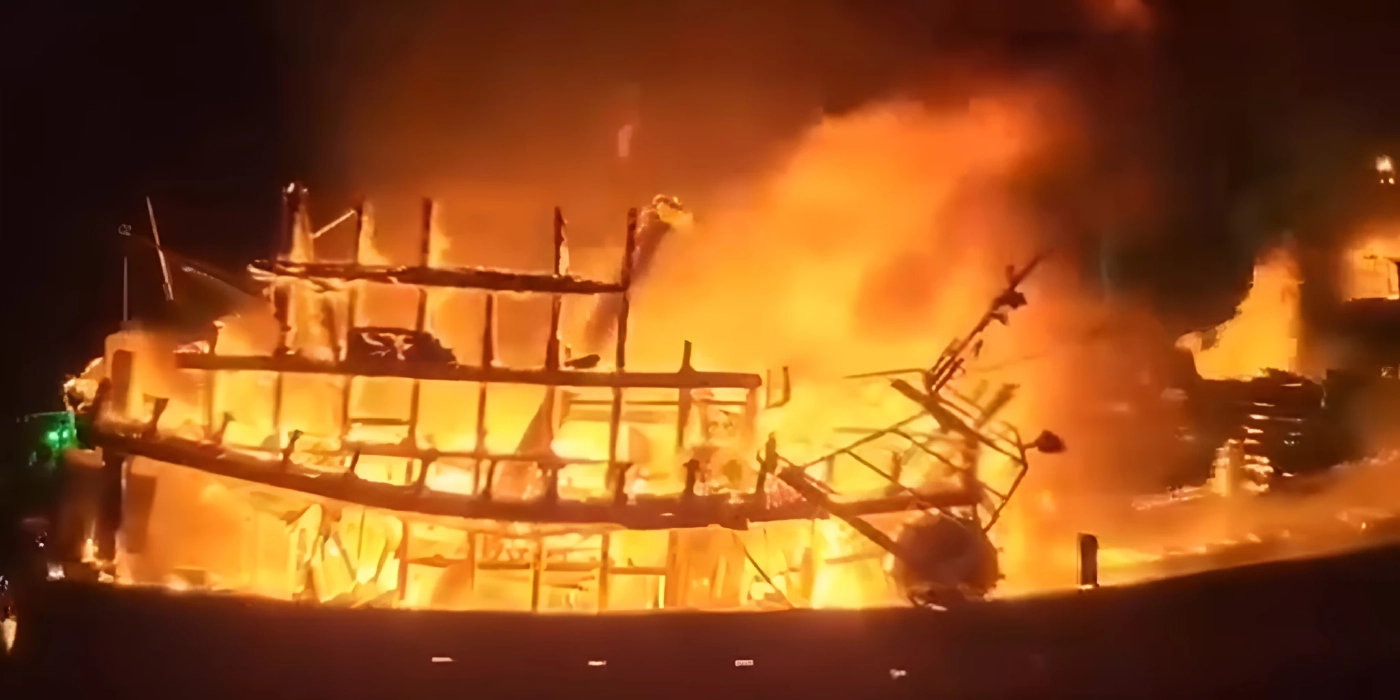 วางเพลิงหรืออุบัติเหตุ? ไฟไหม้เรือประมงขนอม 8 ลำรวด เสียหายทะลุ 10 ล้าน (มีคลิป)