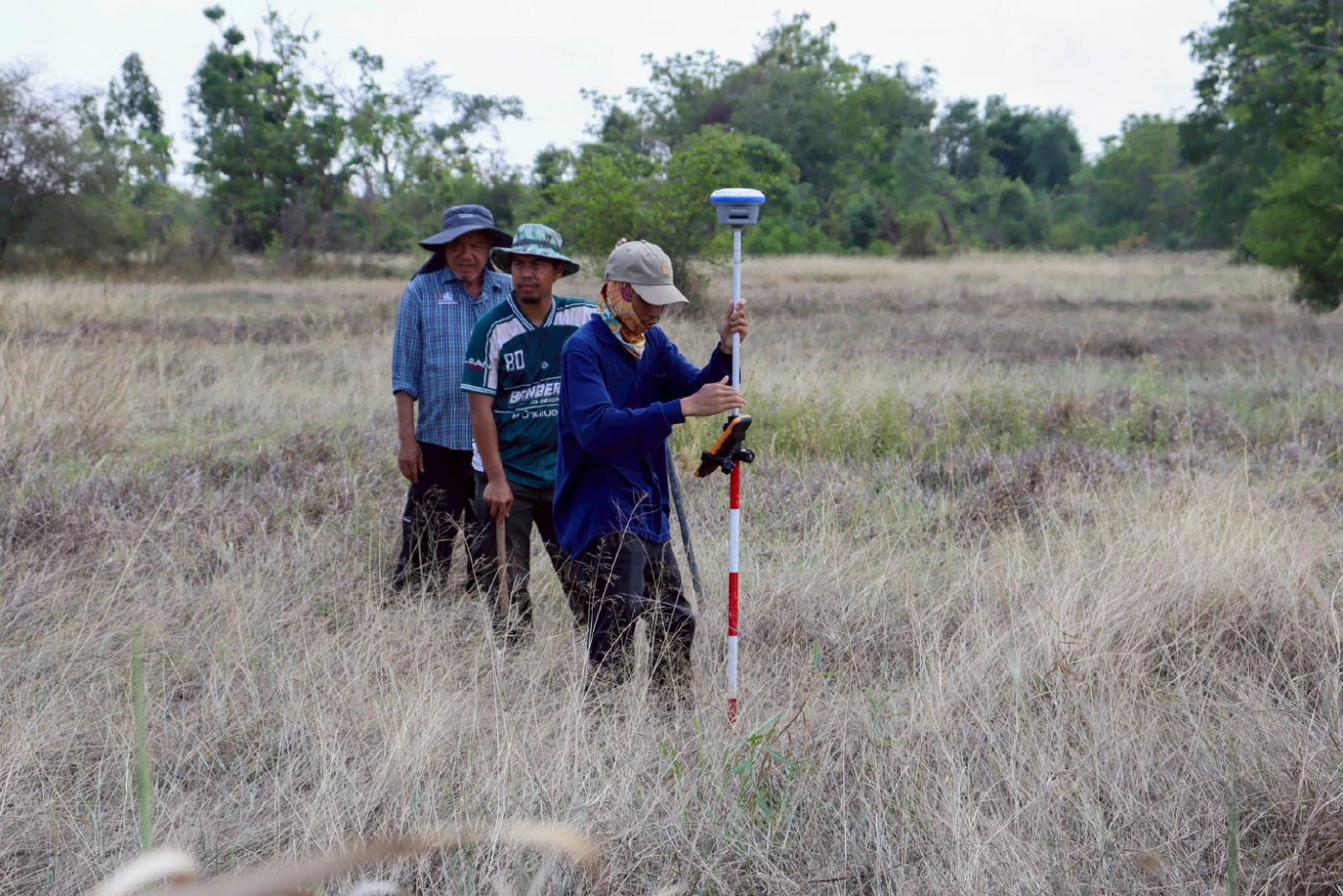 กกล.บูรพา ร่วมกับ ป่าไม้-ที่ดิน สระแก้ว "เร่งรังวัด-ตรวจสิทธิ" ที่ทำกินให้ชาวบ้าน บ.หนองจาน กว่า 70 ไร่ พร้อมสร้างหลุมหลบภัย