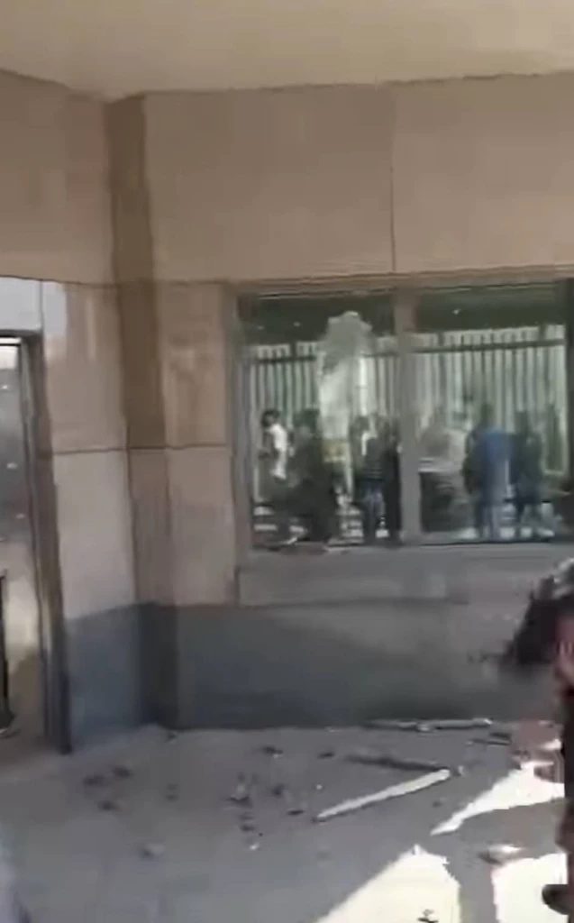 ไฟแค้นลุกลาม ผู้สนับสนุน คามาเนอี บุกเผาสถานทูตสหรัฐ - สถานกงสุล