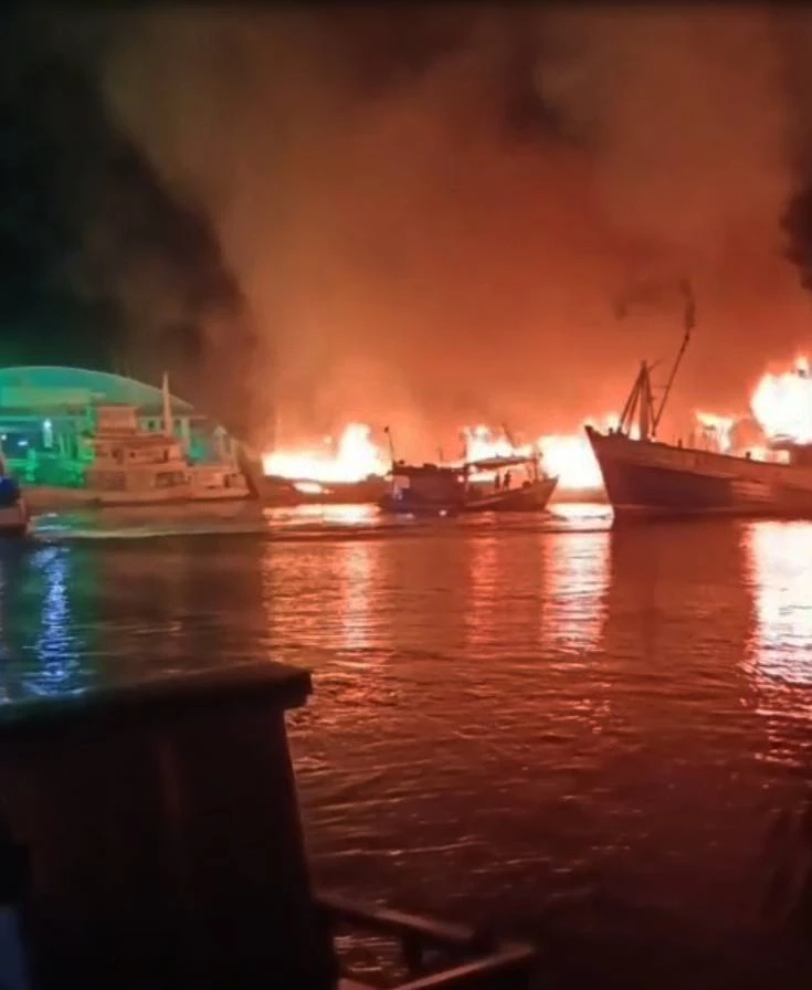 วางเพลิงหรืออุบัติเหตุ? ไฟไหม้เรือประมงขนอม 8 ลำรวด เสียหายทะลุ 10 ล้าน (มีคลิป)