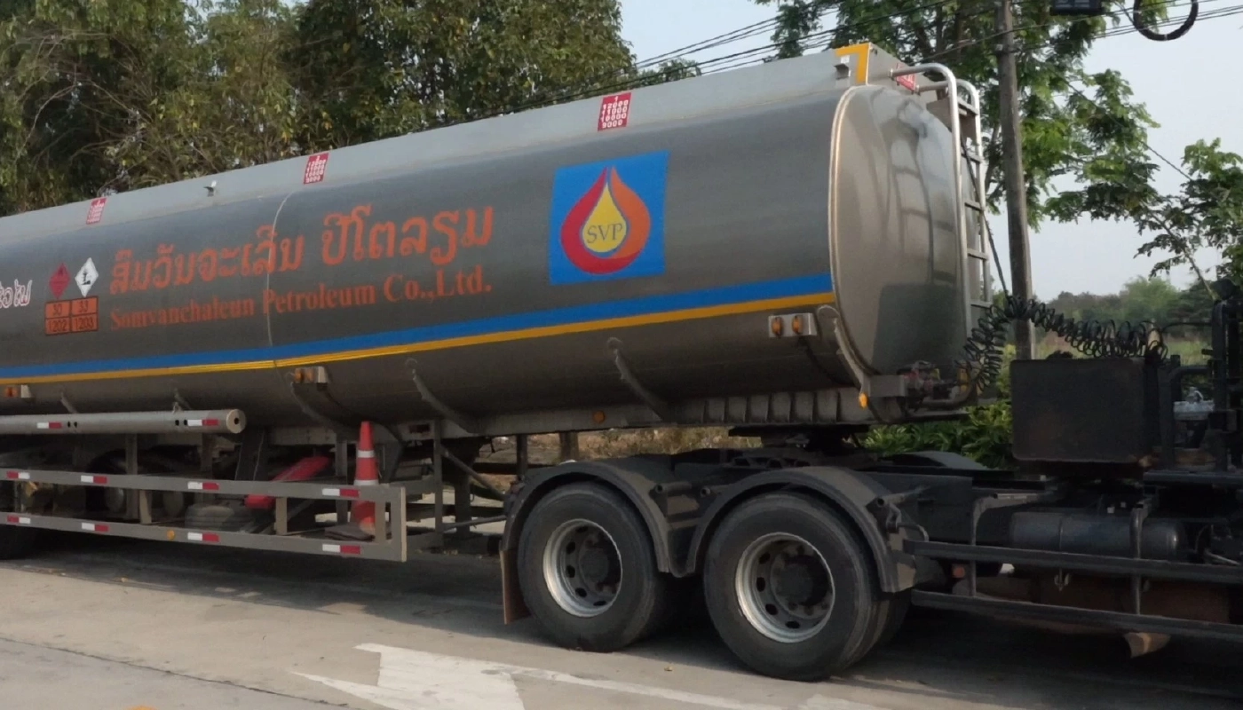 รถน้ำมันจอดรอข้ามโขงกว่า 40 คัน สวนทางปั๊มมุกดาหารขึ้นป้าย "น้ำมันหมด"