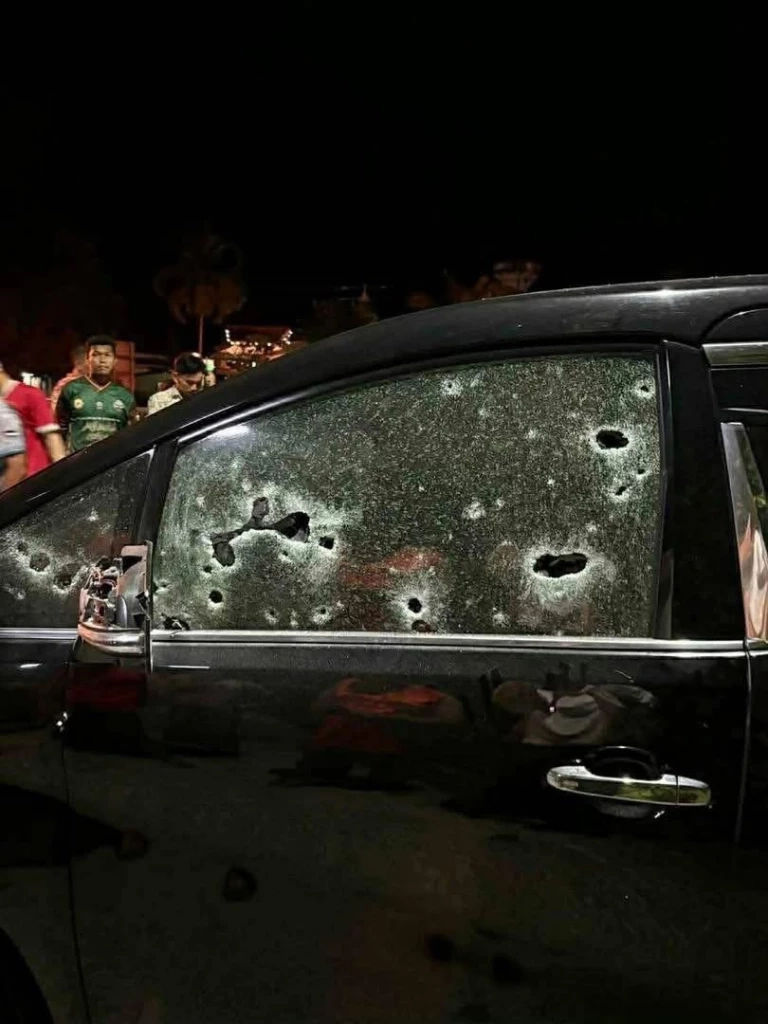 ภาพวงจรปิด นาทีคนร้ายขับรถกระบะสีขาว ยิงถล่มรถตู้ สส.นราธิวาส