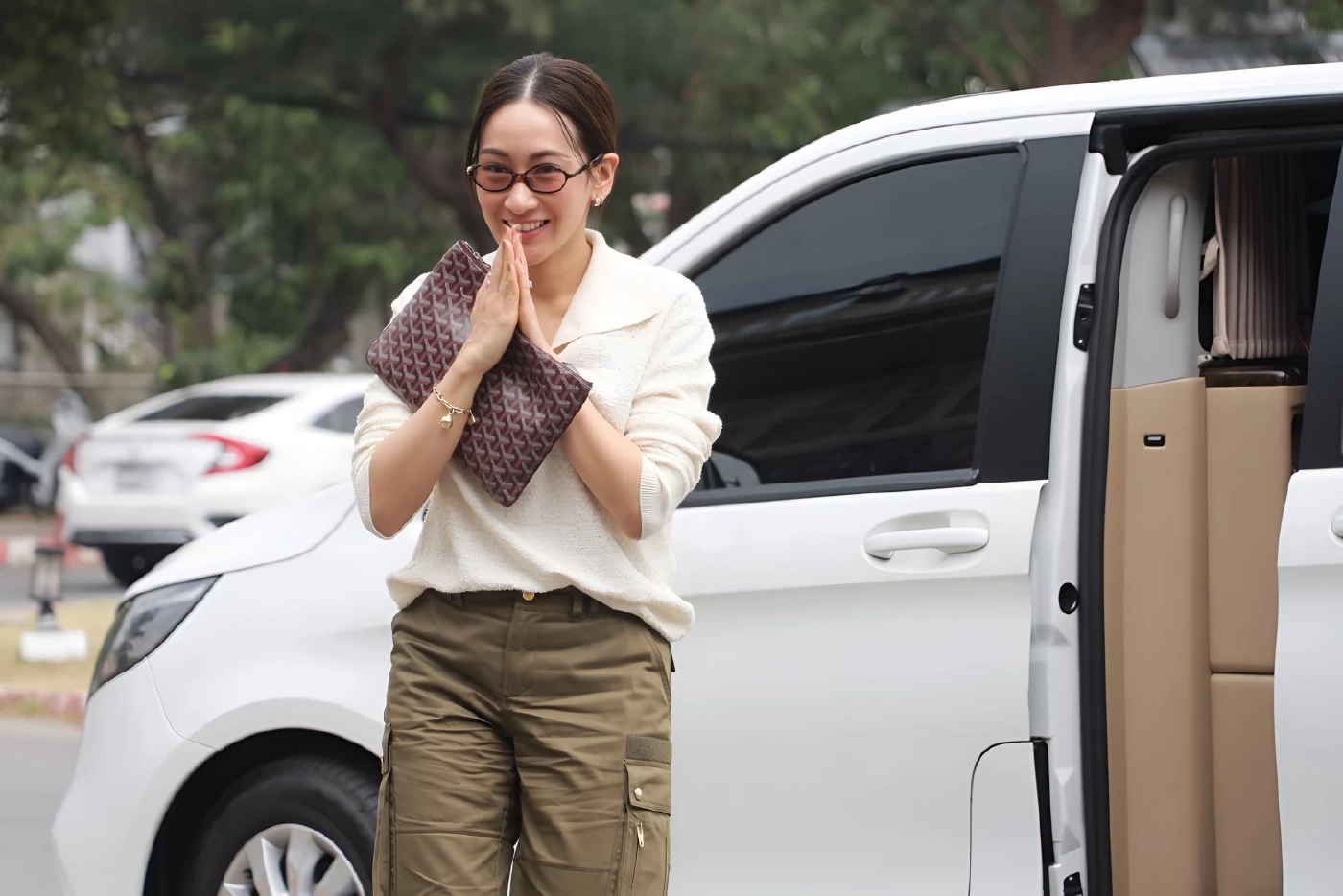 "พานทองแท้ - พินทองทา" เยี่ยม "ทักษิณ" เคานต์ดาวน์รอพ่อได้พักโทษ อีก 7 สัปดาห์ออกจากเรือนจำ (มีคลิป)