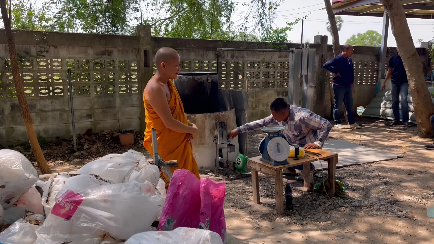 พึ่งพาตนเอง! ขยะ 1 กก. แลกน้ำมัน 1 ลิตร! วัดศรีชัยวัฒนาราม โชว์นวัตกรรม กลั่น "พลาสติก" เป็น "ดีเซล" (มีคลิป)