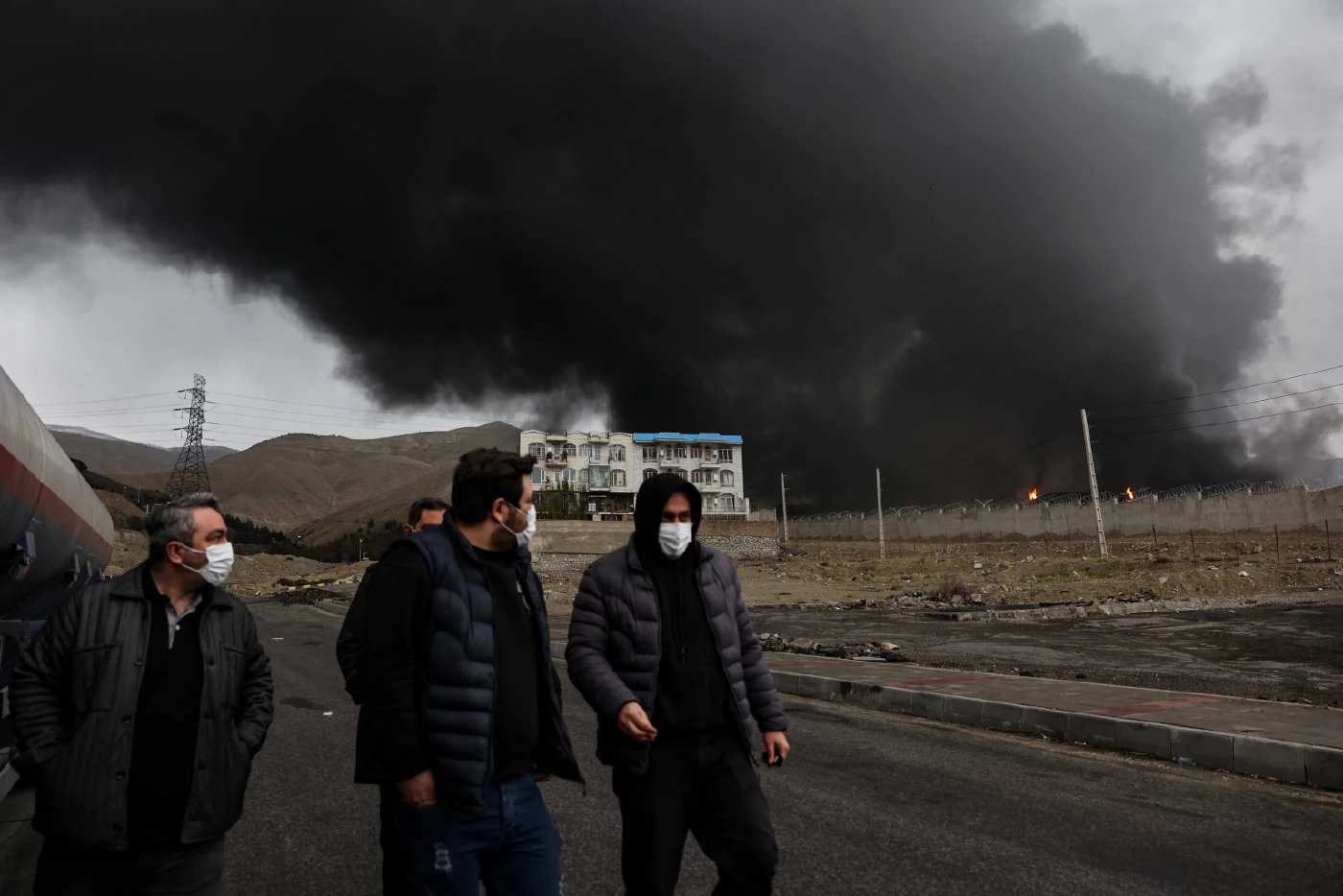 เตหะรานสำลักควันพิษ! ปรากฏการณ์ "ฝนสีดำ" ถล่มอิหร่านหลังอิสราเอลบึ้มคลังน้ำมัน